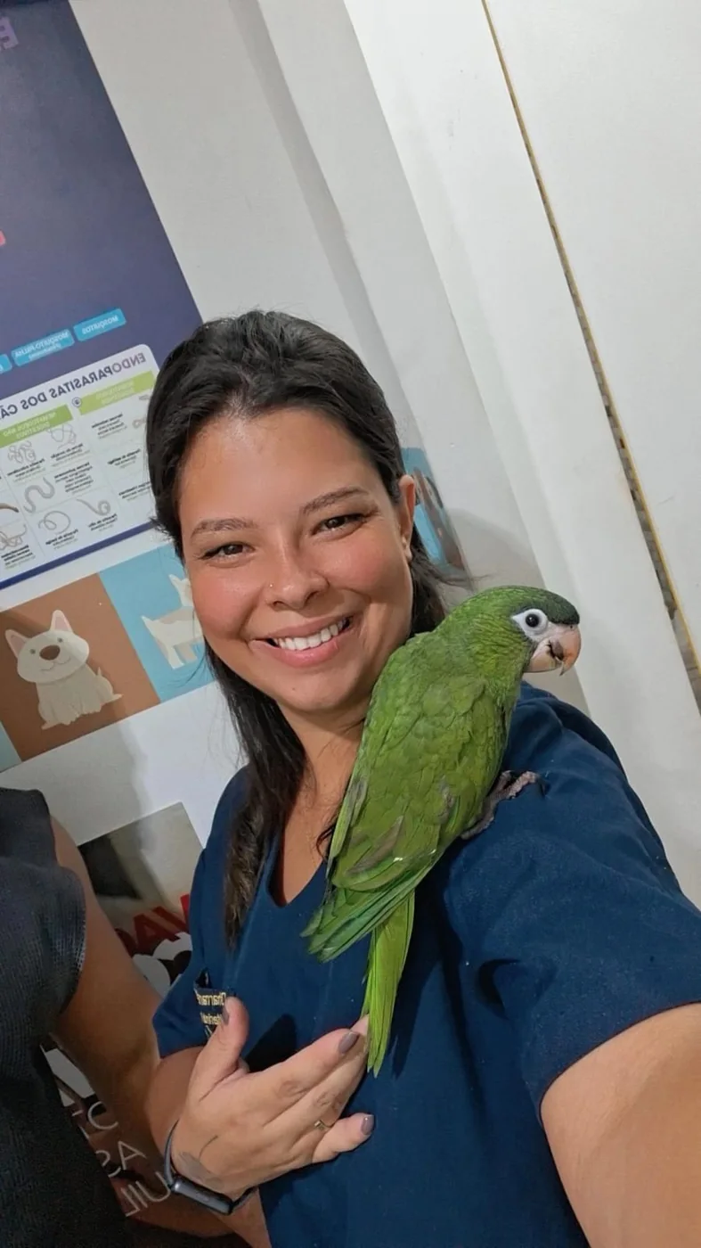 Dra. Dharrana atendendo uma ave na PetsD'ah